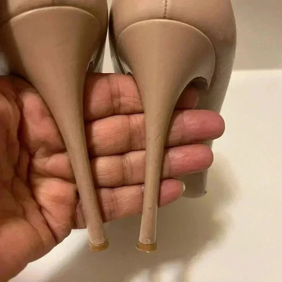 Valentino Garavani Rockstud Lace
Gladiator Pumps in Blush Leather.no lace not - Picture 8 of 13